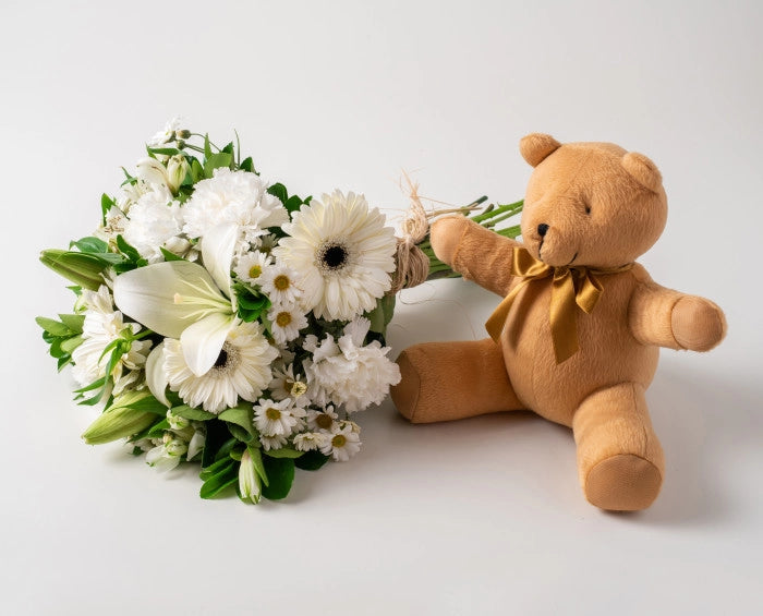 Ramalhete de Lírios e Flores do Campo Brancas com Pelúcia