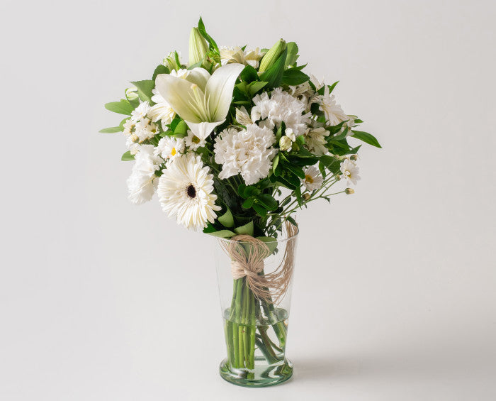 Arranjo de Lírios e Flores do Campo Brancas em Vaso